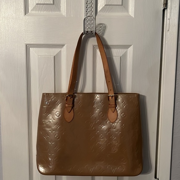 Louis Vuitton Handbags - Louis Vuitton Brentwood Noisette patent leather tote bag in good condition.